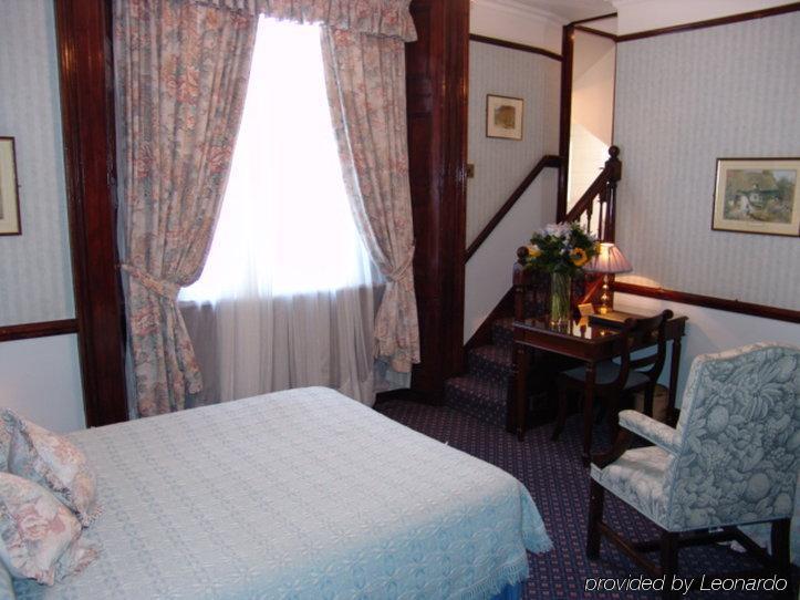 London Elizabeth Hotel Room photo